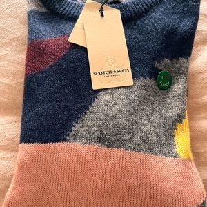 This sweater features a stunning design that adds a touch of visual interest